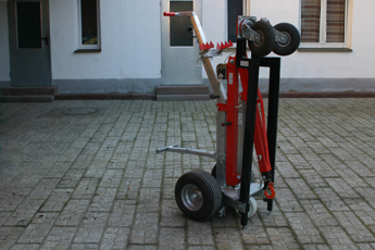 Montagekran platzsparend und sicher verstaut